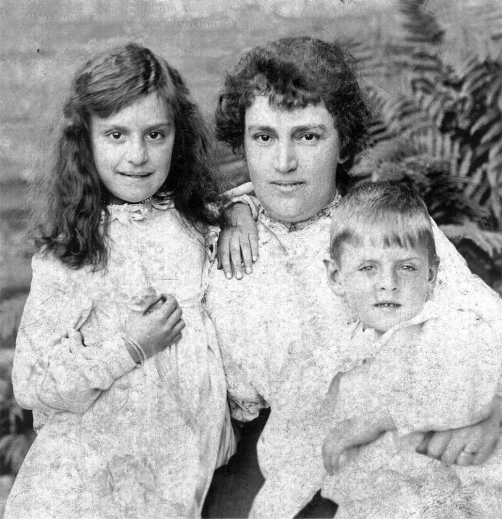 Lily, Winnie and Jack, around 1903 (Harry's 'other' family)
