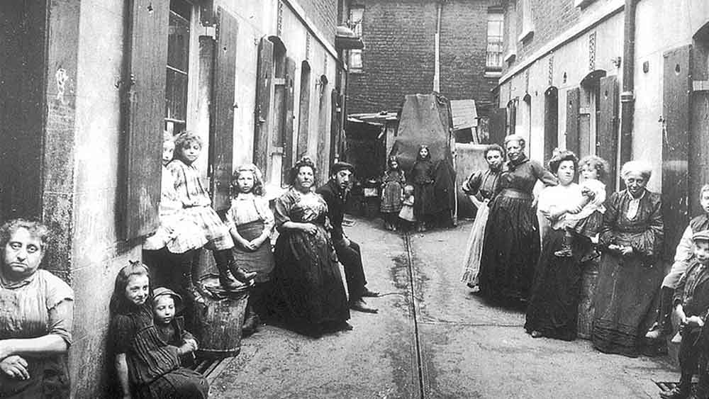 A Whitechapel alley in Victorian London